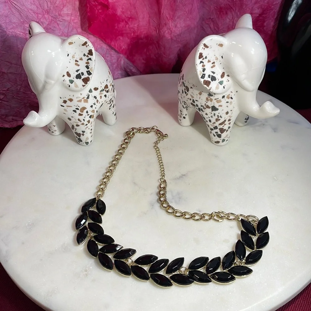 🖤💛 BLACK AND HOLD NECKLACE 💛🖤 - Picture 1 of 2